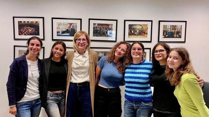 Il sogno di cinque ragazze si avvera grazie a un’eredità milionaria