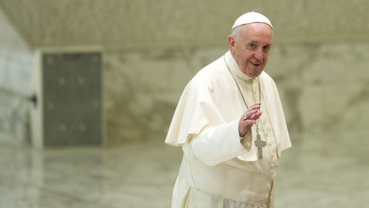 Il calo di popolarità di Francesco che paga la difesa dei migranti