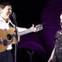 Joan Baez, sorpresa sul palco: arriva Gianni Morandi e intona 'C'era un ragazzo...' 