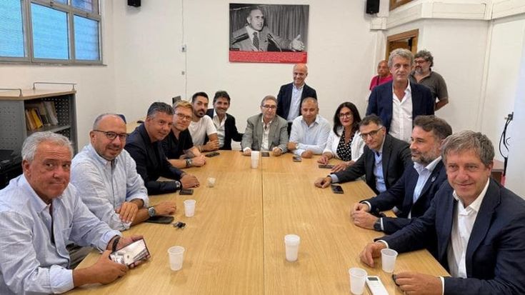 Una sola donna al tavolo, bufera sui vertici del campo progressista