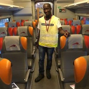 Il treno con le notizie dell’Italia migliore: il progetto social e che dà lavoro a ragazzi in difficoltà