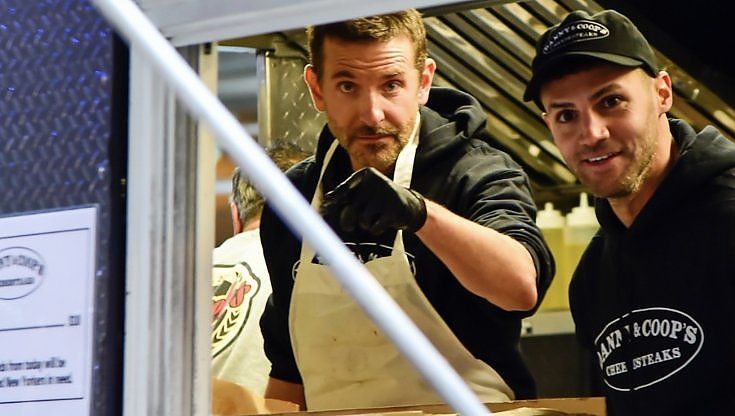 Bradley Cooper serve cheesesteak in un food truck a New York