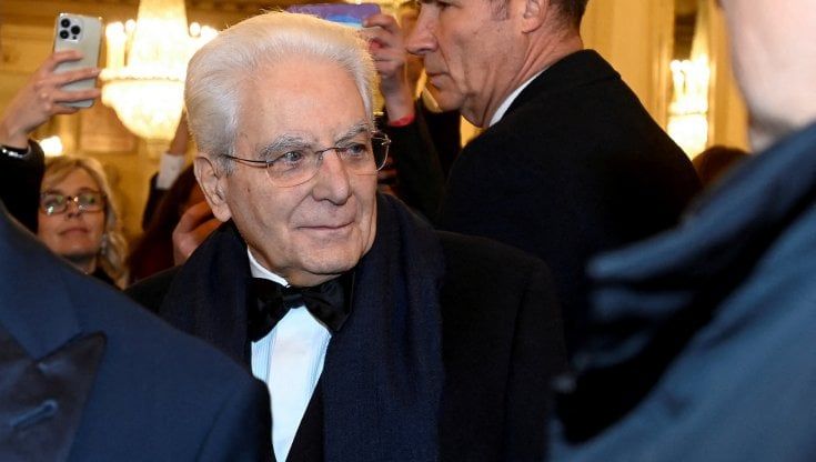 Mattarella a Sanremo in platea, Benigni sul palco: il festival celebra la Costituzione