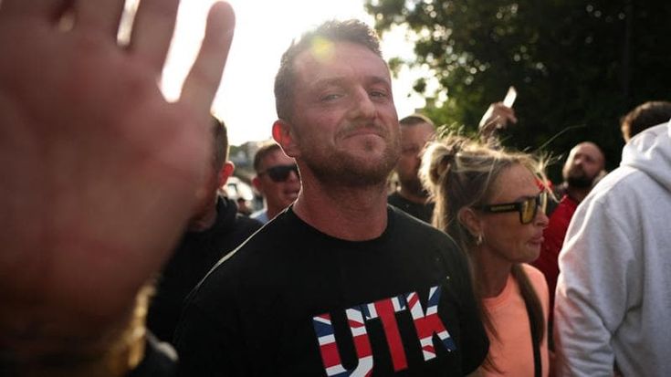 Londra, l’idolo dell’estrema destra Robinson fermato all’aeroporto: ha istigato disordini a Belfast