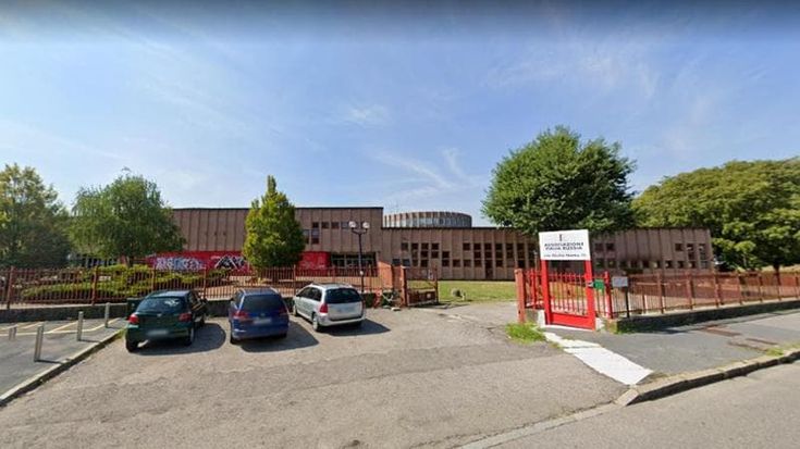 Fuga di gas davanti all’istituto di via Natta di Milano, scuola evacuata e quattro studenti in ospedale per lievi malori