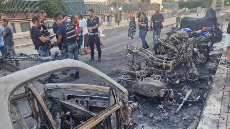 Capannelle, incendio in pieno giorno: a fuoco cinque moto e una Smart