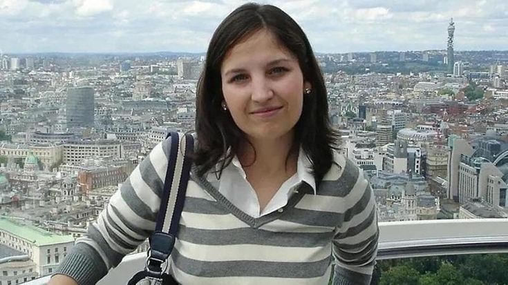 Garlasco, “l’arma che uccise Chiara Poggi nascosta nell’asciugamano”: la scena rifatta con l’avatar