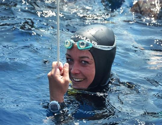 Record di apnea a Ischia per la “sirenetta” Alessia Zecchini
