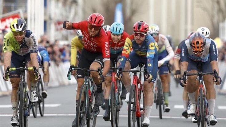 Harelbeke, la prima sfida sul pavé tra Van der Poel e Van Aert. Mozzato: “Qui in Belgio il vero ciclismo”