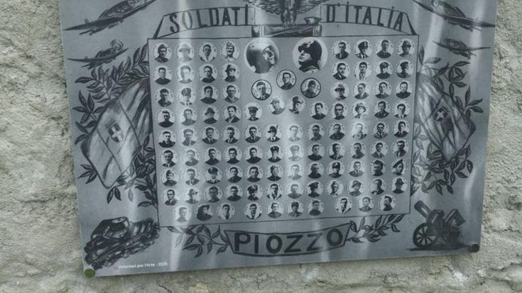 Simboli fascisti sulla targa che ricorda i soldati, gli organizzatori: “È un documento storico”