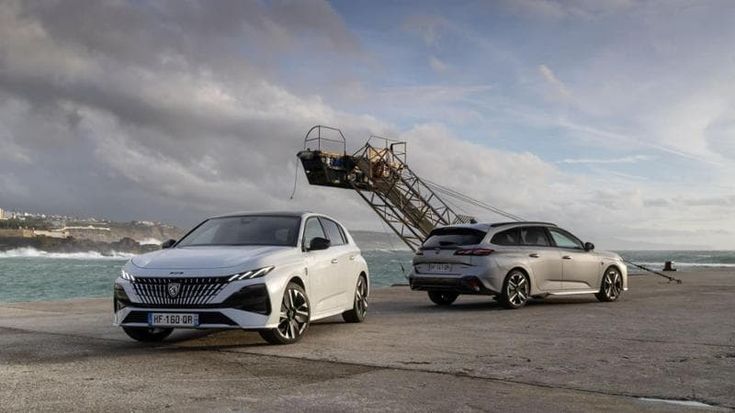 Nuove Peugeot 308 berlina e station wagon, stile più aggressivo all’insegna dell’elettrificazione