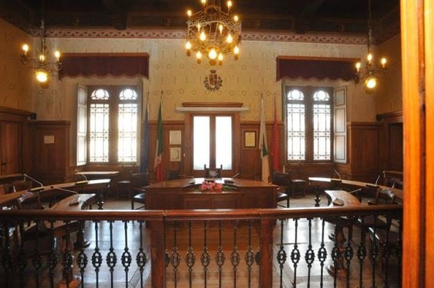 Debiti in bolletta, a Fidenza il Consiglio blocca l'ingresso del leghista più votato 