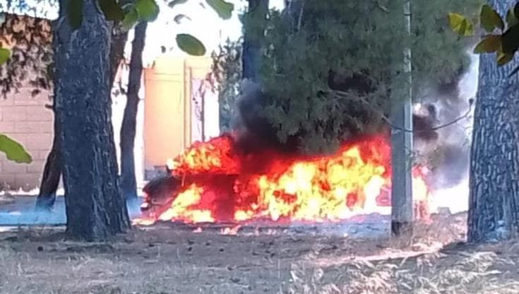 Camper in fiamme tra Nardò e Porto Cesareo, si cercano i proprietari. Non si esclude ipotesi dolosa
