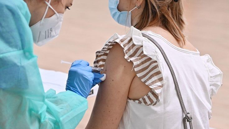 Adesso c'è la conferma: la doppia dose di vaccino protegge dalla malattia