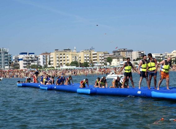 Anche a Rimini si "cammina" sulle acque: ecco il mega parco sul mare (foto)