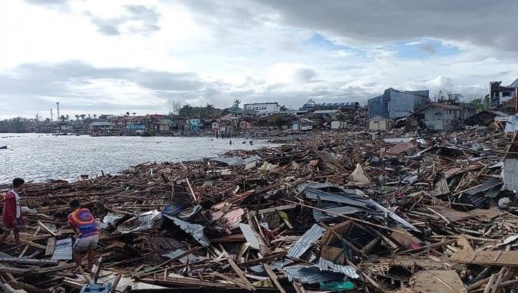 Filippine, oltre 200 morti per il tifone Rai: "Una carneficina"