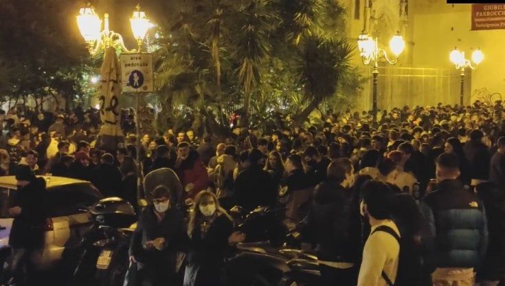 Napoli, la movida è selvaggia: troppi assembramenti a San Giovanni Maggiore Pignatelli, blitz polizia contro lo spaccio