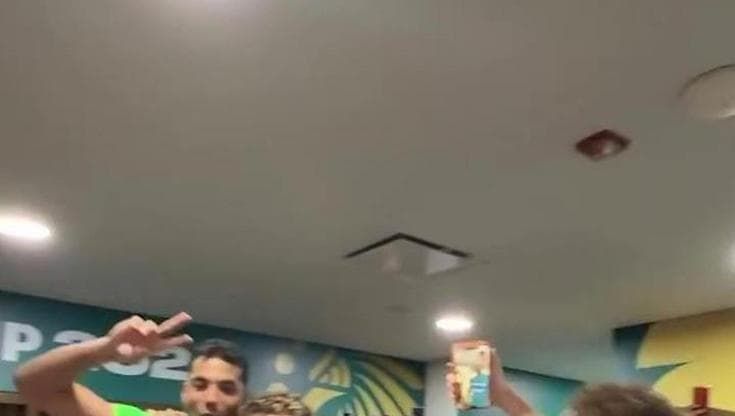 Il Marocco elimina l'Olanda e fa festa: i giocatori si scatenano negli spogliatoi tra canti e balli