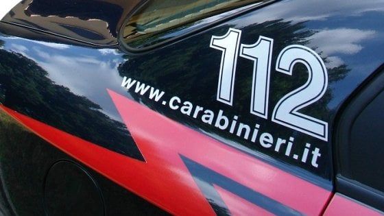 Trova portafoglio con mille euro e lo consegna ai carabinieri