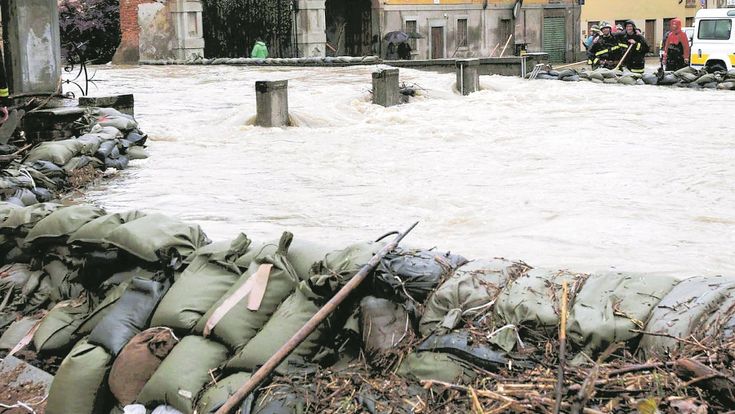 Con sabbia e droni, pronti a fermare i fiumi in piena 