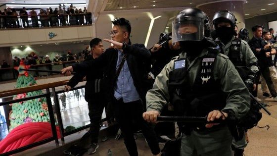 Hong Kong, proteste della Vigilia e cariche della polizia
