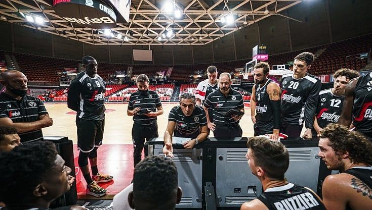 Magenta Cup, Virtus ko. Il Bayern domina