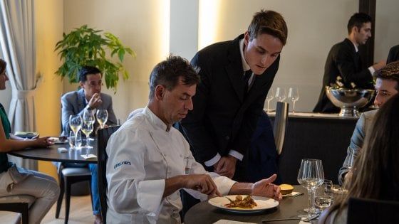 Giovani, secchioni e ambiziosi, ecco gli esami dei camerieri e sommelier del futuro
