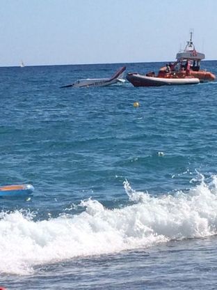 Ultraleggero a Celle Ligure, ammaraggio d'emergenza tra i bagnanti