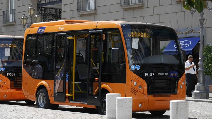 Piazza Municipio, minibus in esposizione