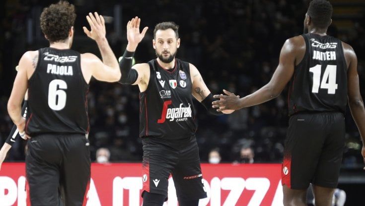 Basket, serie A: Virtus Bologna prima da sola per una notte, Cremona piegata 79-71