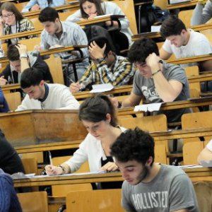 Borse di studio, retromarcia del governo: aumenta il tetto di reddito
