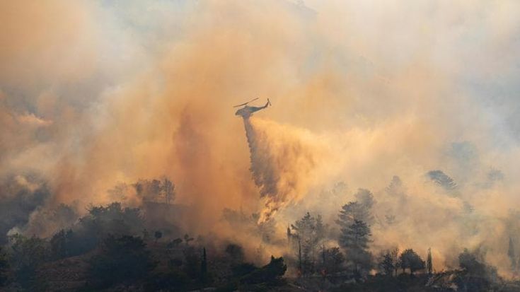 Grecia, stato di emergenza e oltre 400 pompieri per sedare gli incendi sull’isola di Chios