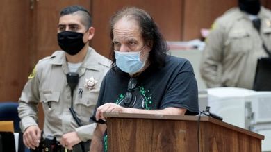 Il re del porno Ron Jeremy incriminato per 20 nuove accuse di ...