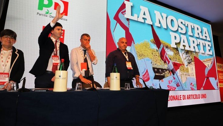 Speranza: "Costruiamo un nuovo Pd, mai più divisi". Bersani: "Da iscritto ci sarò anche io"