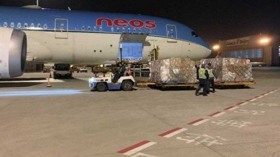 Coronavirus, un Boeing 787 di materiale sanitario dalla Cina arrivato alla Malpensa
