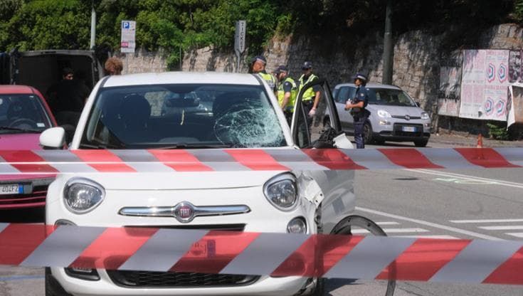 Automobilista travolge pedone ad Albaro: muore uomo di 54 anni