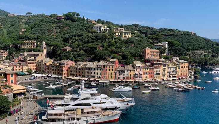 Costi alle stelle per raggiungere Portofino: 20 euro in traghetto, 8 euro l’ora il parcheggio