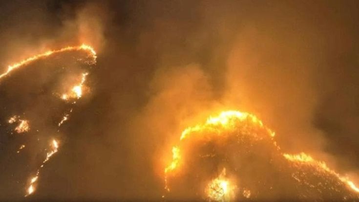 Inferno alle Hawaii: l’uragano Dora soffia sugli incendi: almeno sei morti
