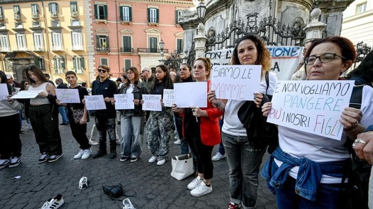 Napoli, il grido delle mamme: “Siamo terrorizzate per i nostri figli”