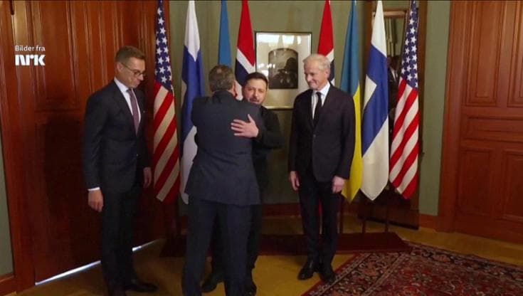 Oslo, Witkoff incontra Zelensky: l'abbraccio del presidente ucraino con l'inviato di Trump