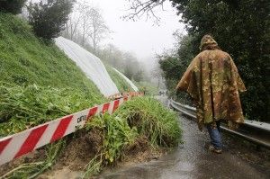 Frane, smottamenti e strade chiuse.<br />Modena, gente raggiunta in gommone