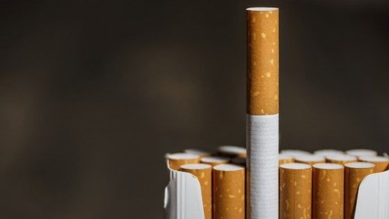 Sigarette, pagarle di più per ammalarsi di meno