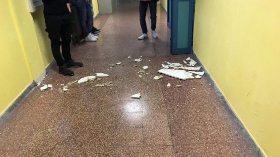 Bari, crolla una parte del controsoffitto durante le lezioni: paura all'istituto tecnico 'Giulio Cesare'