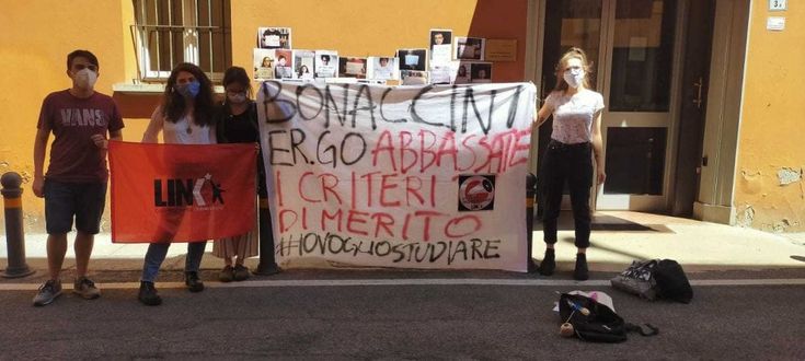 Ateneo di Bologna, blitz degli studenti: "Garantite il diritto allo studio"