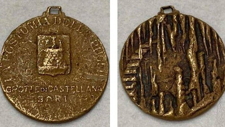 Mistero sulla medaglia delle Grotte di Castellana trovata in Giordania e finita sui social: studiosi cercano la soluzione