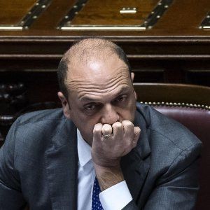 Fiducia nei ministri, la classifica: Padoan sempre in testa e cresce anche Alfano