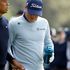 Tiger Woods scherza con un assorbente e fa il pieno di critiche. 
