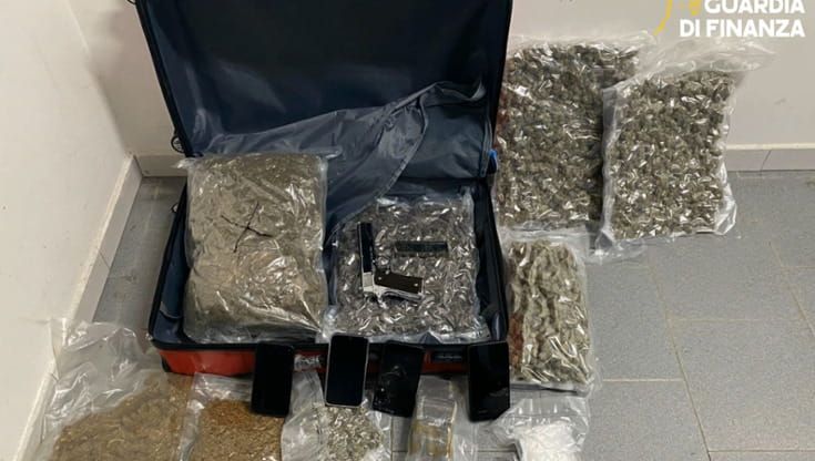 Droga dalla Spagna all'aversano, sequestrati oltre 300 chili di cocaina e hashish: sei arresti