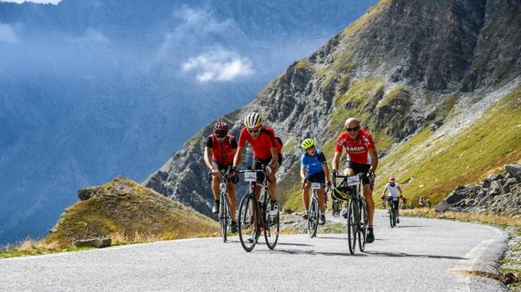Tutti in sella sui tornanti come i campioni