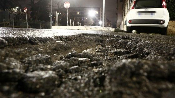 Roma,  la pioggia che scava l’asfalto: nuovi crateri nelle vie-groviera